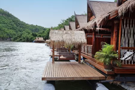 Floatel Hotel près de river Kwai