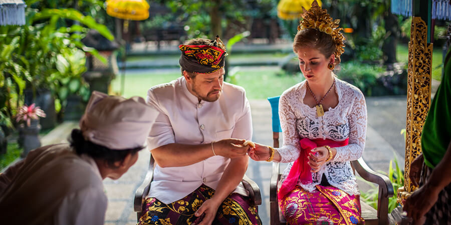 Assister à une cérémonie traditionelle avec Lotus Voyages, agence de voyage pour Bali