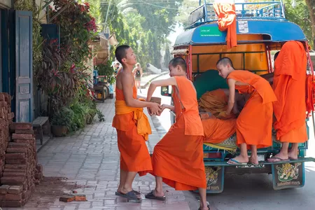 Moines au Laos