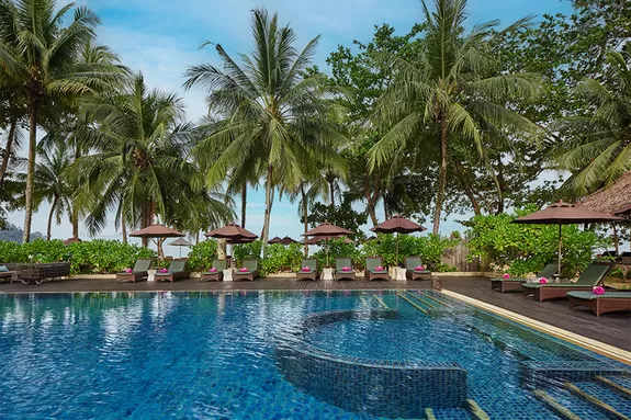 Piscine en bordure de mer à l'hôtel Paradise Khao Lak