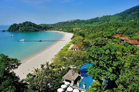 Vue sur la plage devant l'hôtel Pimalai à Koh Lanta