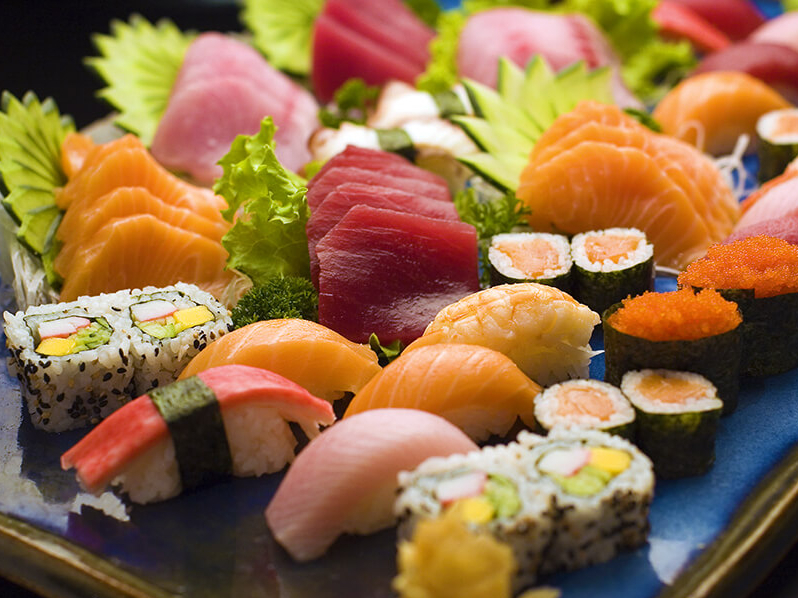 Le fameux sushi servi presque partout au Japon