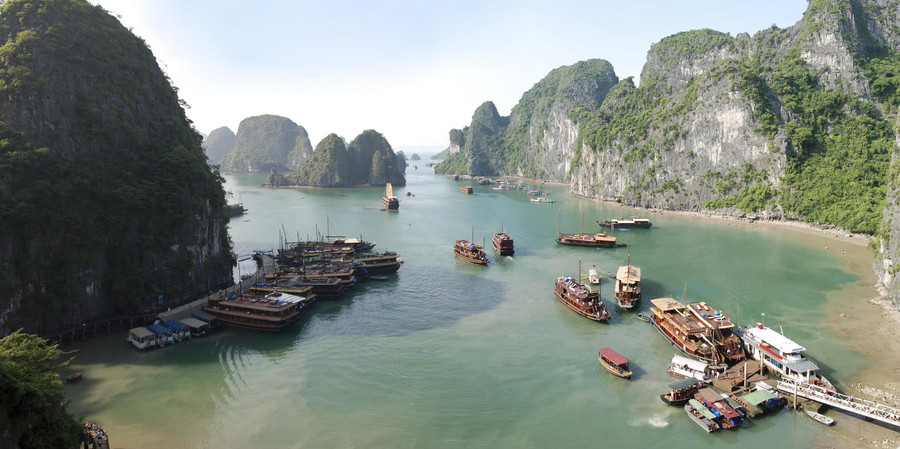 La baie d'Halong: paysage spectaculaire de karsts calcaires émergeant de l'eau émeraude