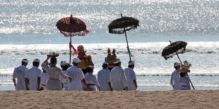 Procession sur la plage de Jimbaran