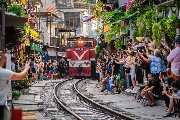 Rue du train à Hanoi attirent les touristes