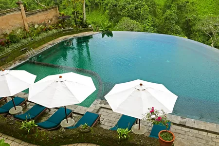 tranquilité et repos au bord de la piscine de l'hôtel Pita Maha Ubud