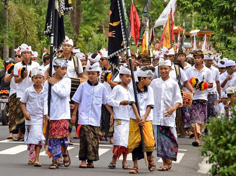 Cérémonies balinaises omniprésentes durent un circuit à Bali