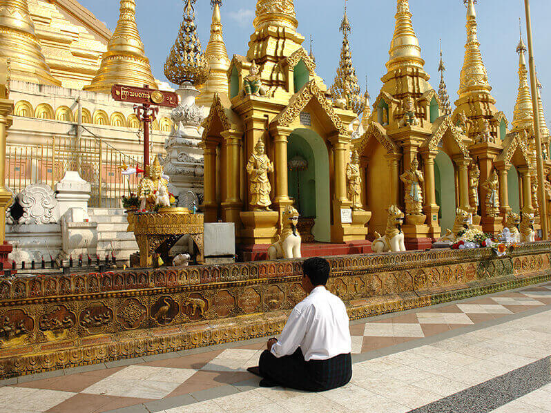 Visite de la pagode Szwedagon à Rangoon