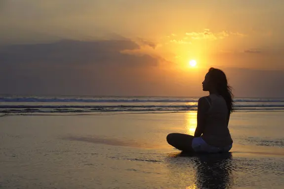 Plage de Seminyak au coucher du soleil - vue depuis l'hôtel The Oberoi Bali