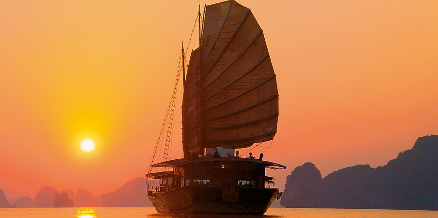 Une jonque dans la Baie d'Halong Vietnam