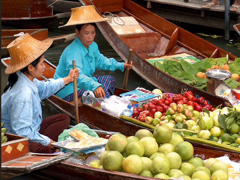 Le marché flottant à Bangkok attire de nombreux visiteurs chaque année