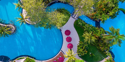 Baignade dans le lagon du jardin de l'hôtel The Laguna Bali