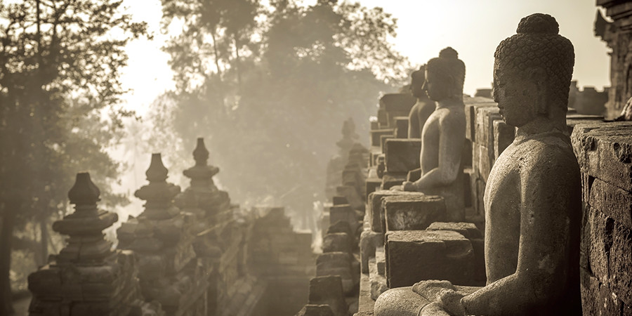Borobudur fascine aves ses stupas, ses statues, terrasses et reliefs