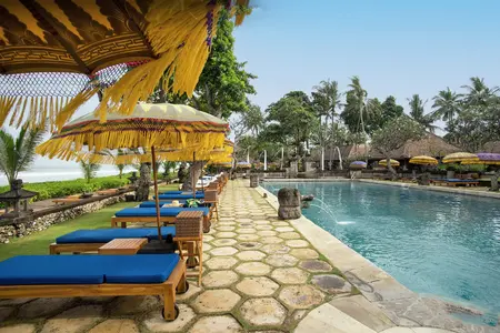 Belle piscine face à la mer - àhôtel The Oberoi Bali