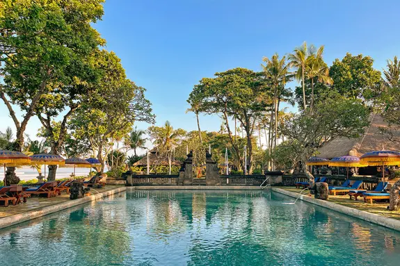 Vacances à l'hôtel The Oberoi Bali - belle piscine face à la mer