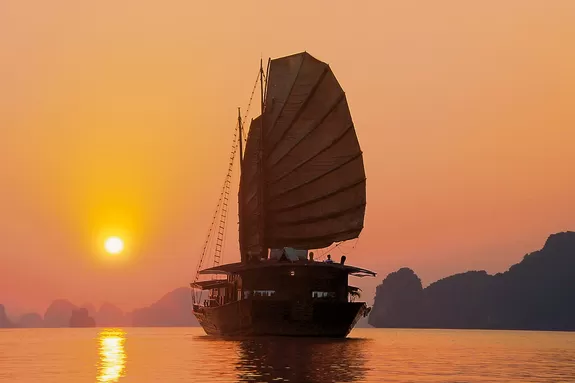 Jonque dans la baie d'Halong