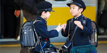 enfant voyageant en train au Japon