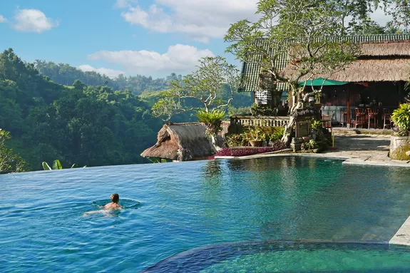 La piscine infinity de l'hôtel Pita Maha à Ubud, 4 nuits comprises dans notre circuit