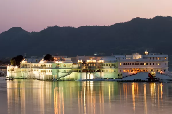Le Lac Pichola à Udaipur avec l'hôtel Lake Palace