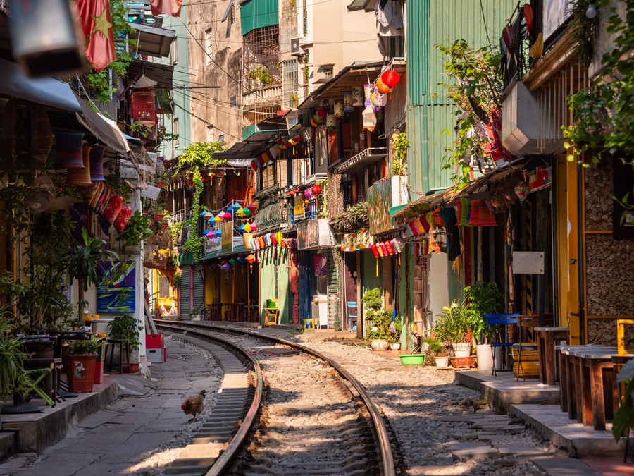 Hanoi : fameuse "Train Street" où le train glisse au plus près des maisons, entre le linge qui sèche, les ateliers et les stands de nourriture