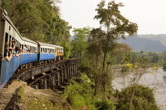 En train sur le pont River Kwai