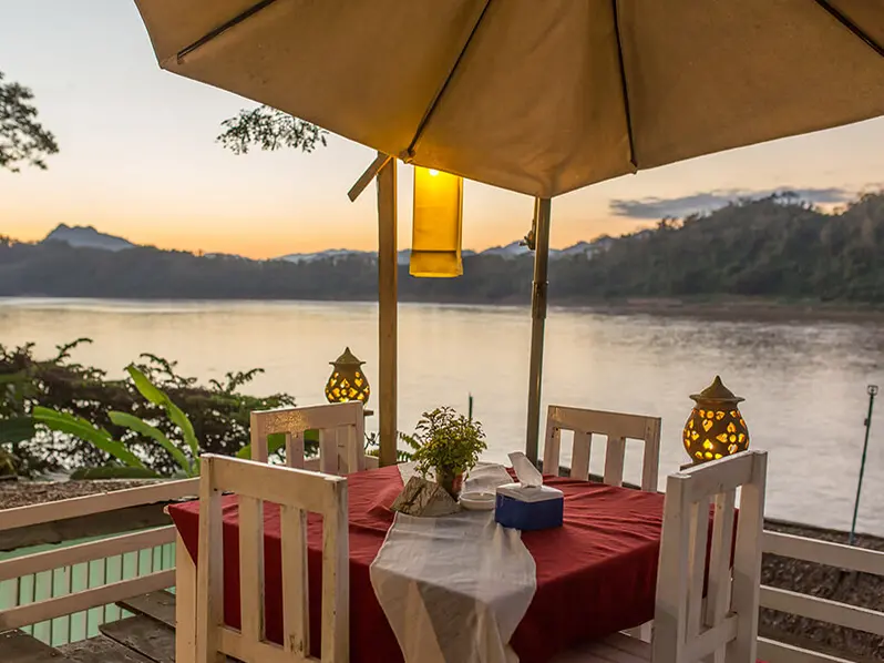 café sur les rives du Mékong près de Luang Prabang