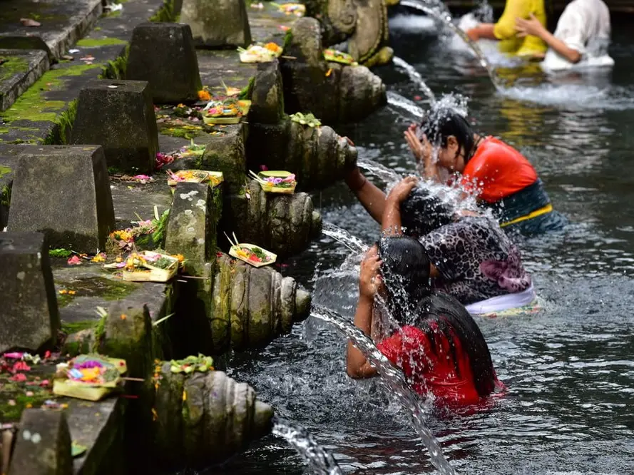 stop à Tirta Empul pendant notre circuit à Bali