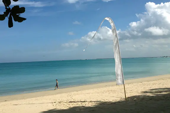 Plage de sable claire à Jimbaran - pratiquement sans marées