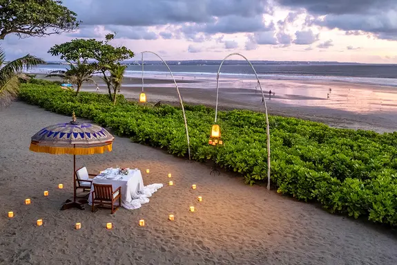 Coucher du soleil roemantique à l'hôtel The Oberoi Bali