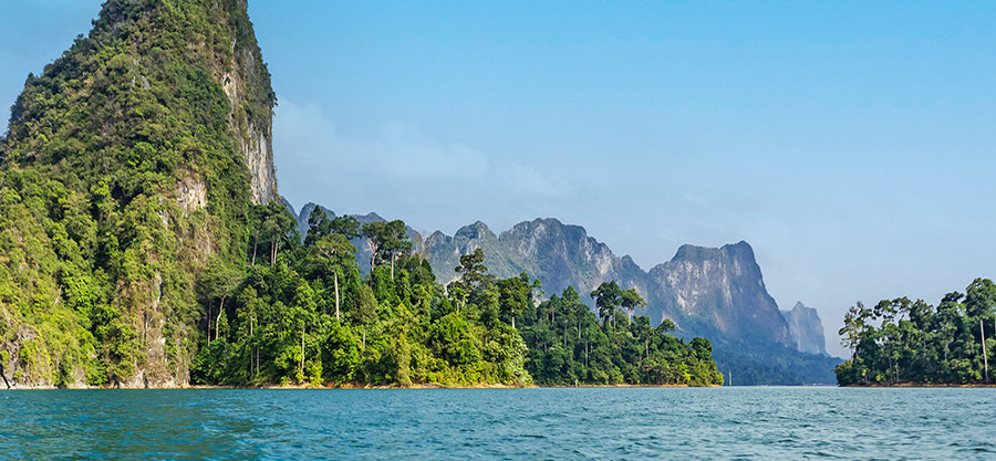 [Translate to Französisch:] Üppig bewachsene Karstfelsen im Khao Sok Nationalpark