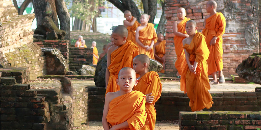 Règle de conduite en Thaïlande: montrer du respect vers les moines bouddhistes