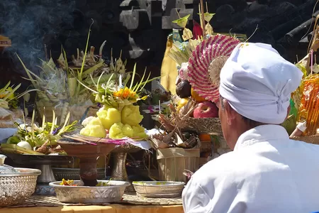 Offrandes pour les dieux à Bali