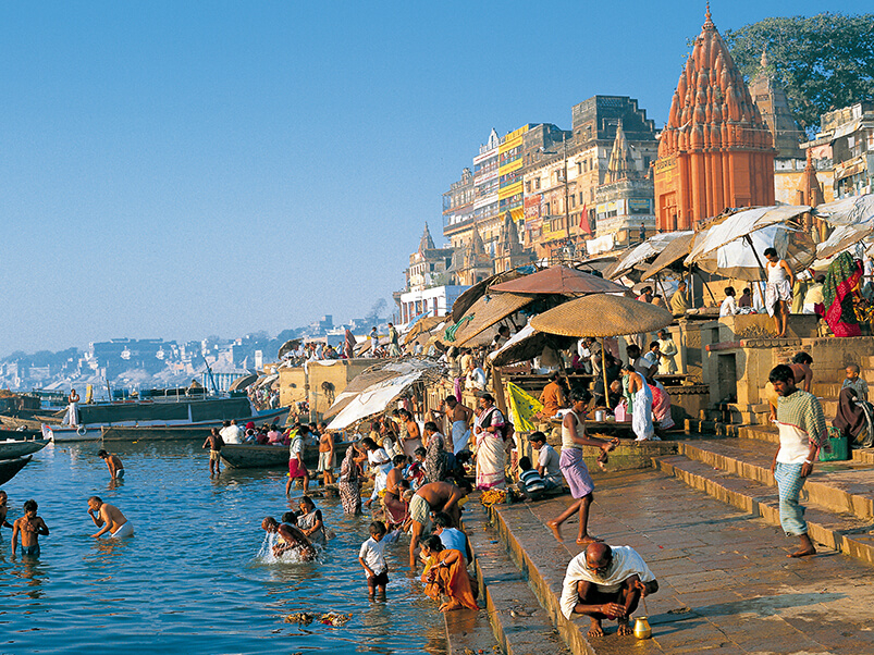 Processions au bord du Ganges à Benares