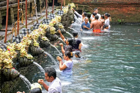 Visite des sources sacrées Tirta Empul à Bali