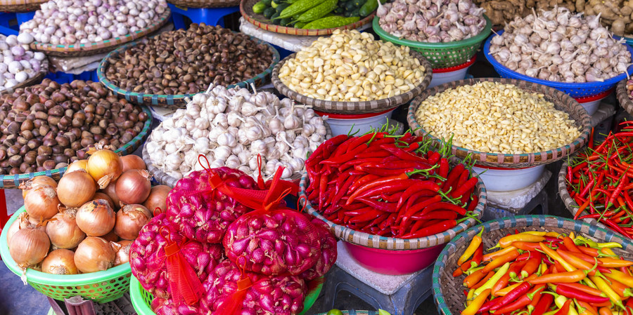 Cuisine vietnamienne: Les herbes fraîches telles que la coriandre, le basilic thaï, et la menthe apportent une touche de fraîcheur