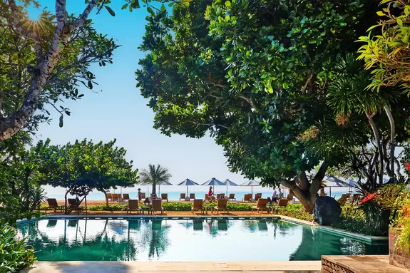 Piscine principale entourées de palmiers - Hotel Hyatt Regency Bali Sanur