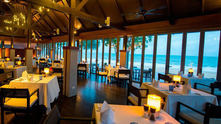 Dîner romantique sur la plage devant l'hôtel Layana Koh Lanta