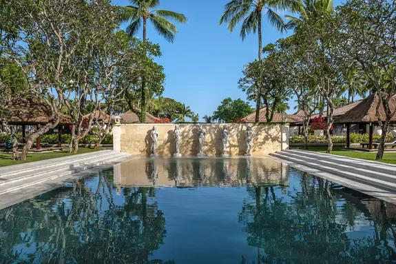 Vue sur la piscine et les jardins tropicaux - hôtel Bali Intercontinental