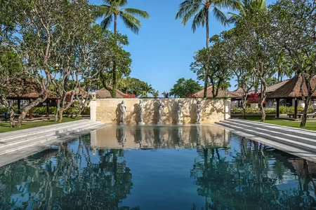 Vue sur la piscine et les jardins tropicaux - hôtel Bali Intercontinental