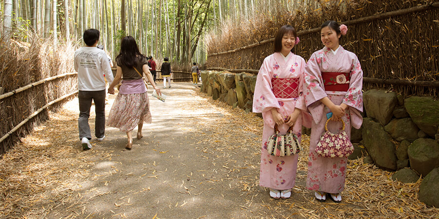 Promenade dans la forêt de bambous à Arashiyama