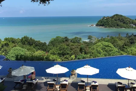 vue sur la piscine et l'océan à l'hôtel Pimala Koh Lanta