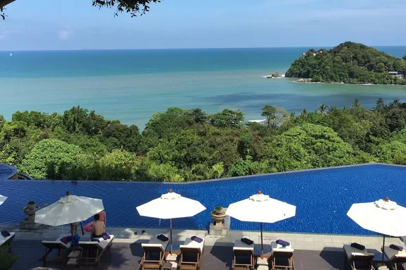 vue sur la piscine et l'océan à l'hôtel Pimala Koh Lanta