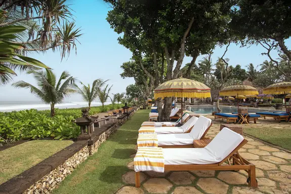 Piscine et jardins tropicaux face à la mer - l'hôtel The Oberoi Bali