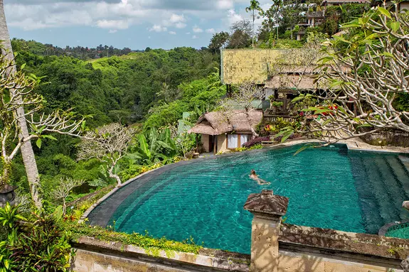 Belle piscine infinity à l'hôtel Pita Maha Ubud - 4 nuits comprises dans notre circuit