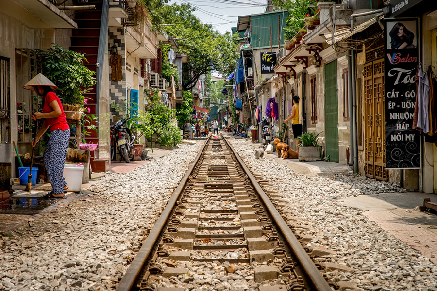 La voie ferrée ürès des habitations à Hanoi