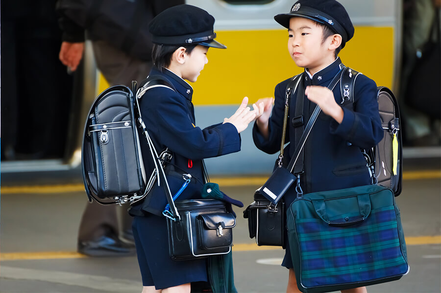 Etudiants japonais sur le quai de gare